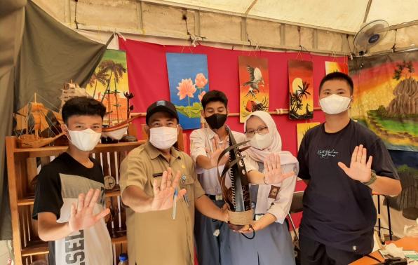H.Nopizar Dwipurnama Kepala Cabang Dinas Wilayah III dan Siswa/i Pada Kegiatan Acara Edufair 2021