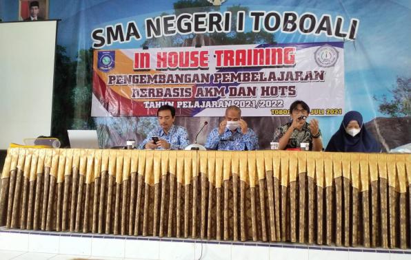 Memberikan pengarahan dalam Pengelolaan Aset dan Keuangan Pengarahan dari Pak Toni Kassubang Keuangan Dinas Pendidikan