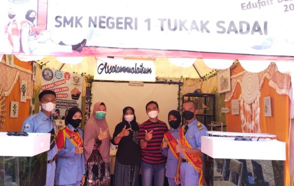 SIHONO WIDODO, S.Pd Foto KASUBBAG TATA USAHA Cabang Dinas Wilayah III di Salah Satu Stand Bazar Edufair 2021