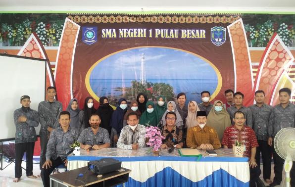 Foto Bersama Para Guru SMA dengan Cabang Dinas Pendidikan Wilayah III