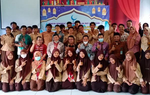 Foto Bersama Para Siswa Siswi SMK dengan Cabang Dinas Pendidikan Wilayah III 