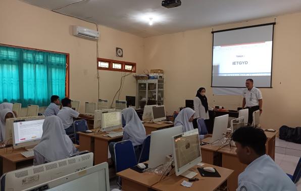 Suasana Kegiatan ANBK di SMA Negeri 1 Toboali Kassubag TU Cabang Dinas Wilayah III bersama Pengawas