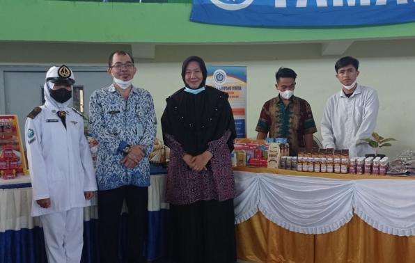 SUPRIN, SE Kasi SMA/PK Cabdindik Wil III bersama Guru dan Siswa