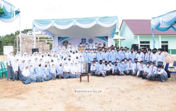 SMK Negeri 1 Simpang Rimba Gubernur Erzaldi Foto Bersama Para Siswa Siswi