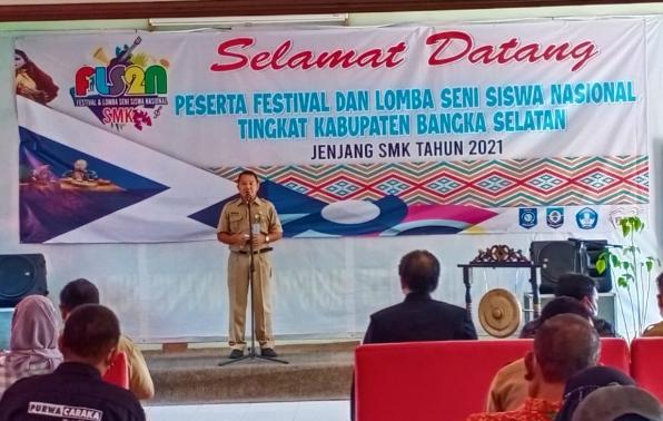 Memberikan Salam Kepada Para Juri, Pembimbing dan Peserta FLS2N Kacabdindik Wilayah III Herry Haryono, S.Pd. MM