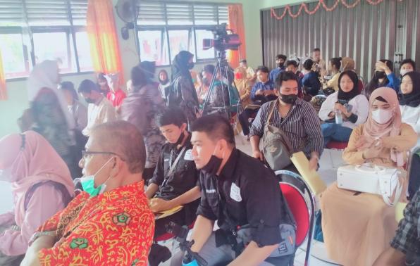 Para Juri, Pembimbing dan Peserta Menyimak Pengumuman FLS2N