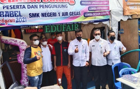 Foto Gubernur Kepulauan Bangka Belitung Erzaldi Rosman dan Kepala Dinas Pendidikan Babel M. Soleh di Salah Satu Stand Bazar Edufair 2021 Foto Gubernur Kepulauan Bangka Belitung Erzaldi Rosman dan Kepala Dinas Pendidikan Babel M. Soleh di Salah Satu Stand Bazar Edufair 2021