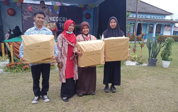 Pembagian hadiah pada acara HUT KE-14 SMAN 1 SIMPANG RIMBA