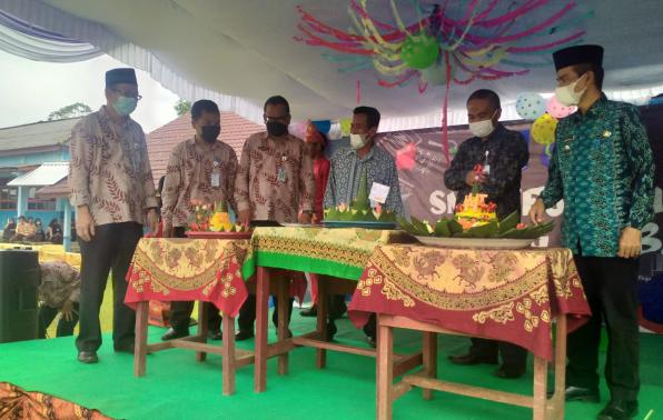 Pemotongan Nasi Tumpeng pada acara HUT KE-14 SMAN 1 SIMPANG RIMBA