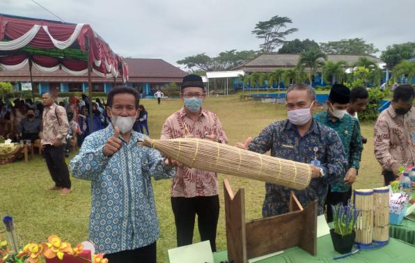 H.Nopizar Dwipurnama Kepala Cabang Dinas Wilayah III bersama Pembina Pengawas dan Kepala Sekolah SMA Negeri 1 Simpang Rimba