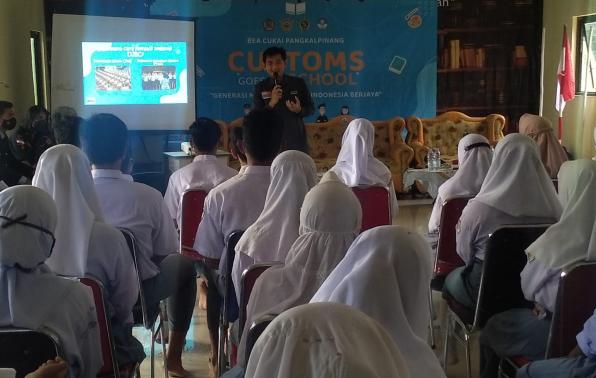 Pemberian Materi Kegiatan Customs Goes to School Narasumber KPPBC TMP C Pangkalpinang