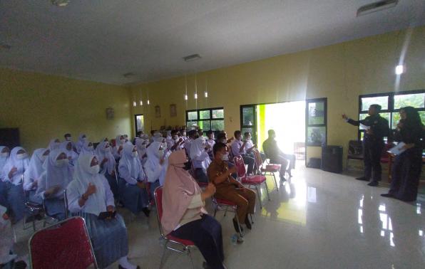 Pemberian Materi Kegiatan Customs Goes to School Narasumber KPPBC TMP C Pangkalpinang