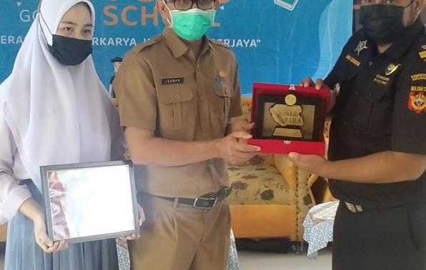 Pemberian Penghargaan Kegiatan Customs Goes to School Kepala Sekolah SMAN 1 Lepar Pongok | Tim KPPBC TMP C Pangkalpinang