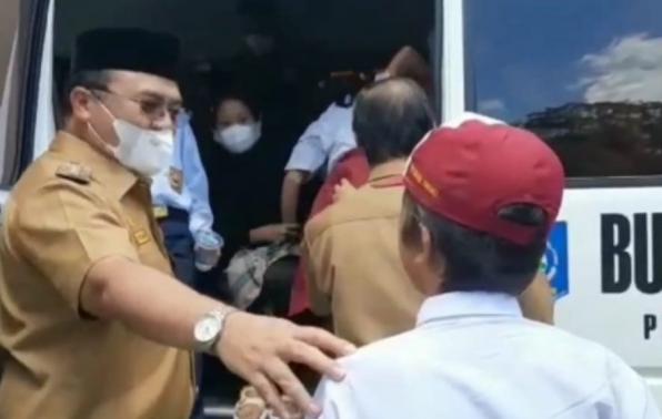 Sekolah Luar Biasa Negeri Toboali Gubernur Erzaldi Mengajak Siswa Mengelilingi Lingkungan Sekolah