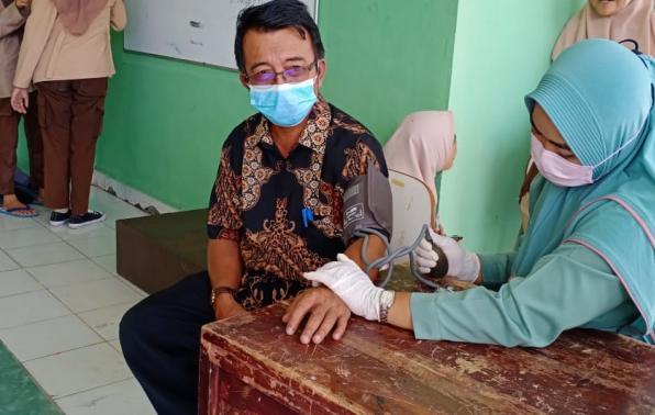 Foto Kacabdindik Wil III melakukan Vaksinasi