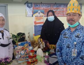 Plt.Kepala Dinas Pendidikan bersama Siswa