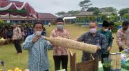 Kepala Cabang Dinas Wilayah III bersama Pembina Pengawas dan Kepala Sekolah SMA Negeri 1 Simpang Rimba